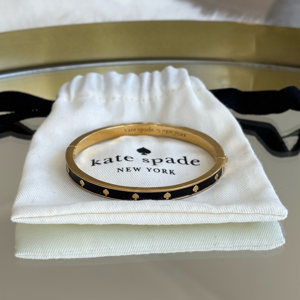 KATE SPADE Spot the Spade Enamel Hinged Bangle + Dust Bag